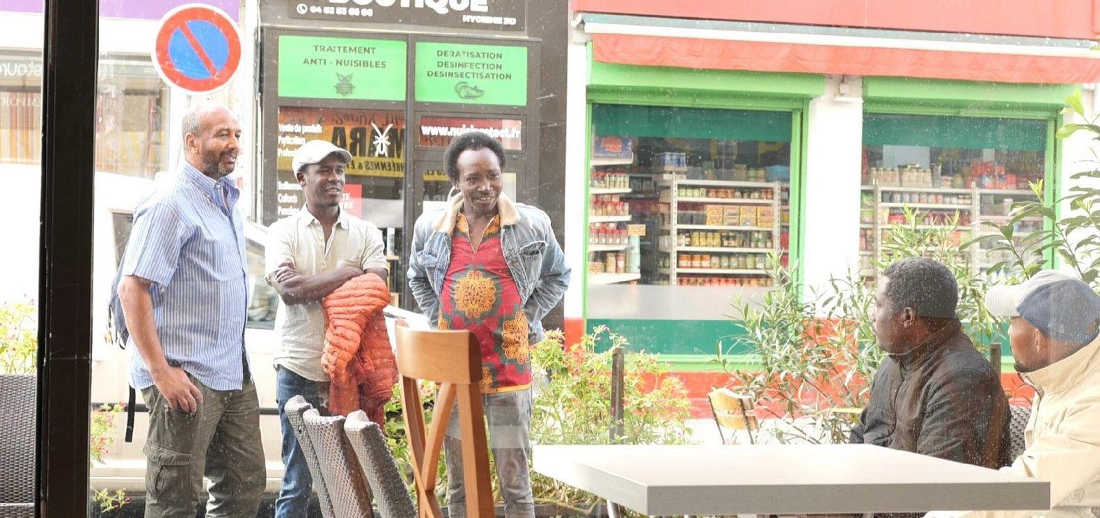 Discussion en terrasse au café soudanais de Lyon, septembre 2023. Image : Sudfa Media 
