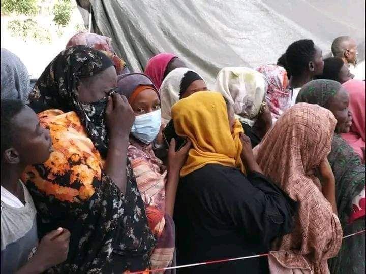 Distribution de nourriture par des bénévoles dans un camp de déplacé-e-s à Al Fasher. Source : réseaux sociaux 
