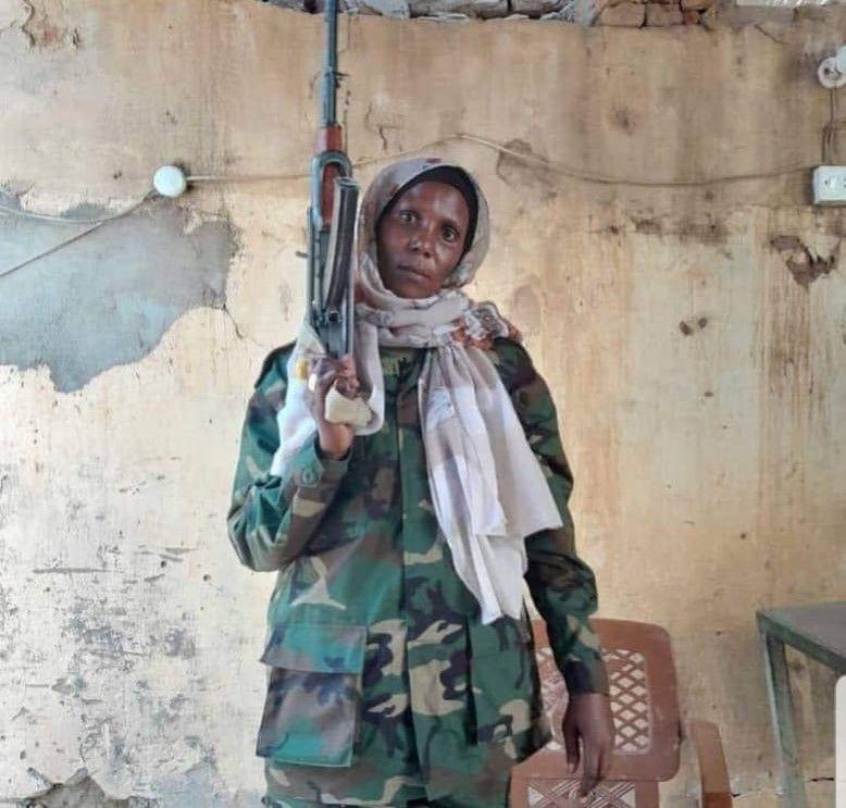 Femmes combattantes dans les groupes de résistance armée à Al Fasher. Source : Sudan Updates Femmes combattantes dans les groupes de résistance armée à Al Fasher. Source : Sudan Updates 