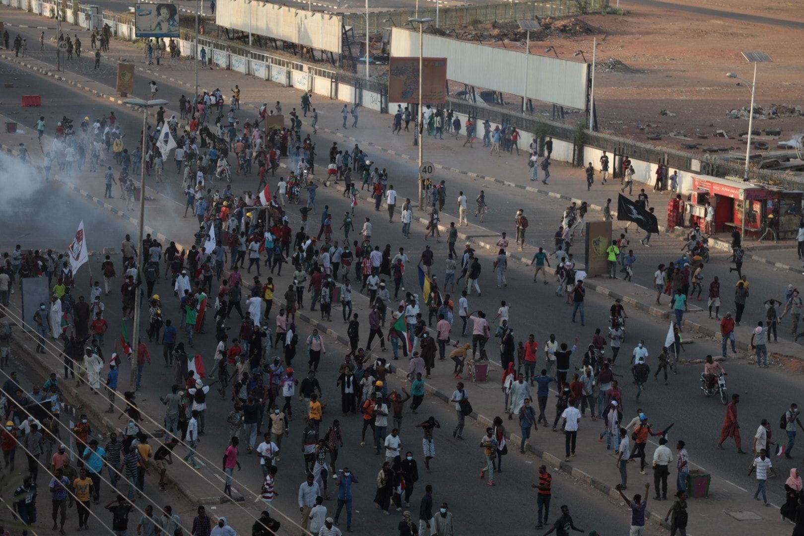 Les manifestant-e-s reculent à cause des gaz lacrymogènes, centre de Khartoum, 06/04/22 