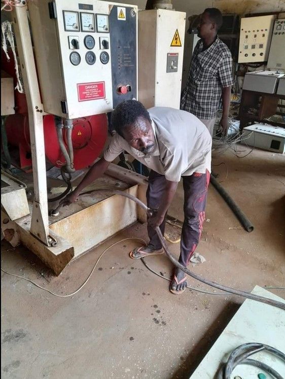 Citoyens locaux se mobilisant pour réparer les réseaux d'électricité détruits par les combats (source : réseaux sociaux) 