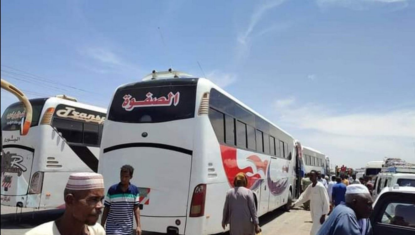 Bus de déplacé-e-s quittant Khartoum (sources : réseaux sociaux) 