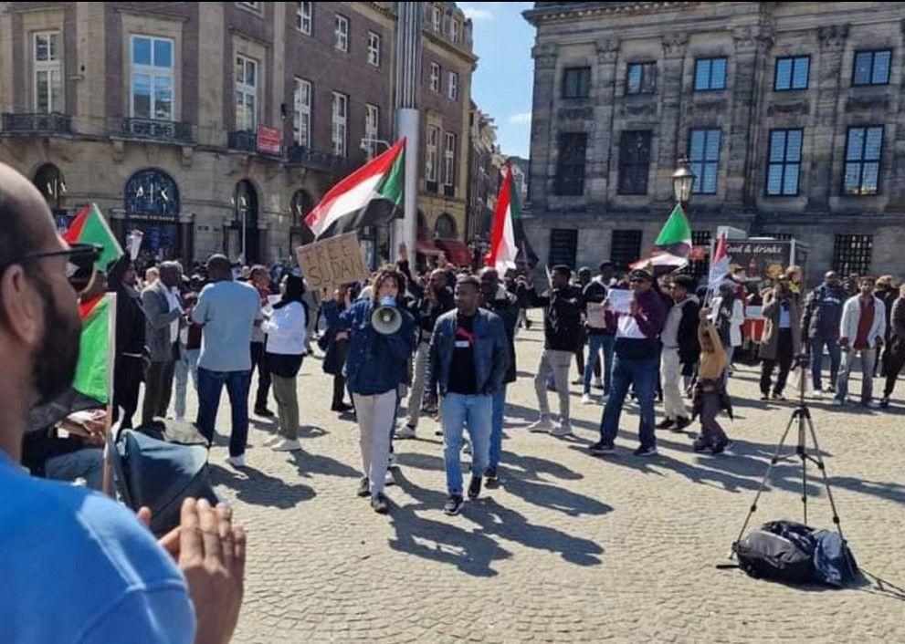 Manifestation contre la guerre au Soudan à Amsterdam (source : rassemblement des Soudanais de l'étranger contre la guerre) 