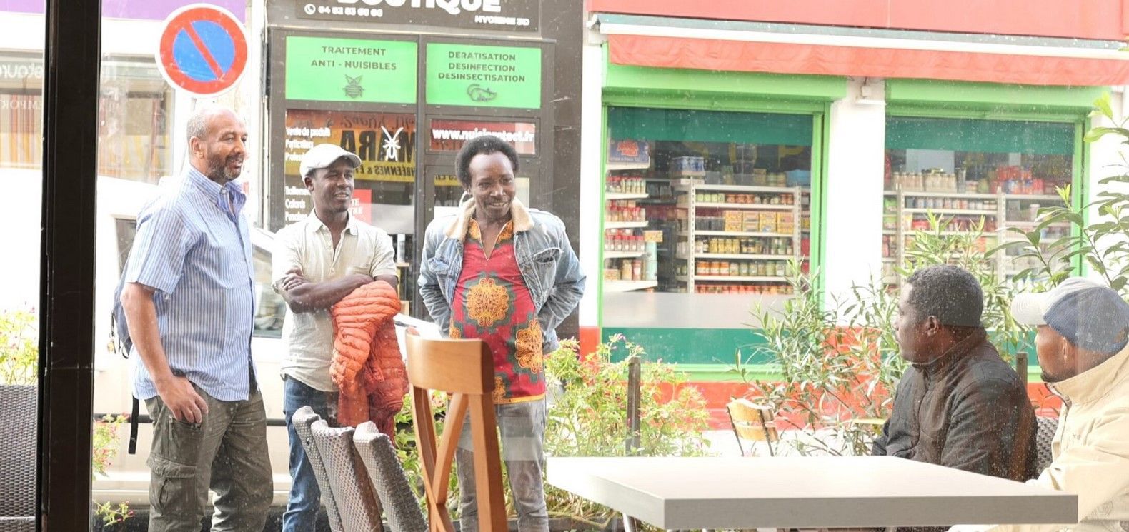 Discussion en terrasse au café soudanais de Lyon, septembre 2023. Image : Sudfa Media