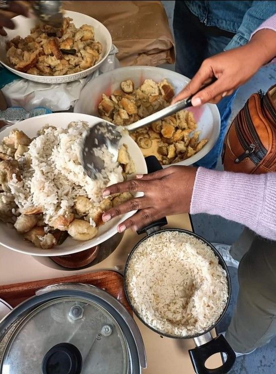 L'association Ensemble pour le changement cuisine des repas pour les exilé-e-s de La Chapelle, source : réseaux sociaux