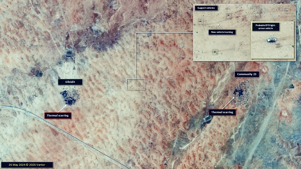 Image satellite du 26 mai 2024 : des véhicules attribuables aux FSR entre les communautés rasées de Gileidit et de la Communauté 23.