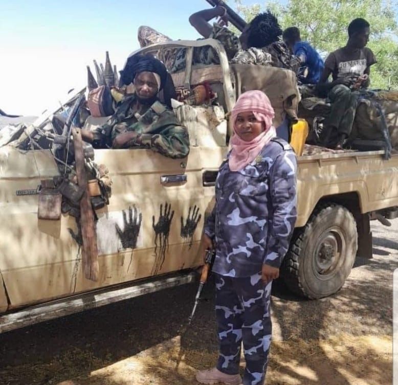 Femmes combattantes dans les groupes de résistance armée à Al Fasher. Source : Sudan Updates Femmes combattantes dans les groupes de résistance armée à Al Fasher. Source : Sudan Updates 