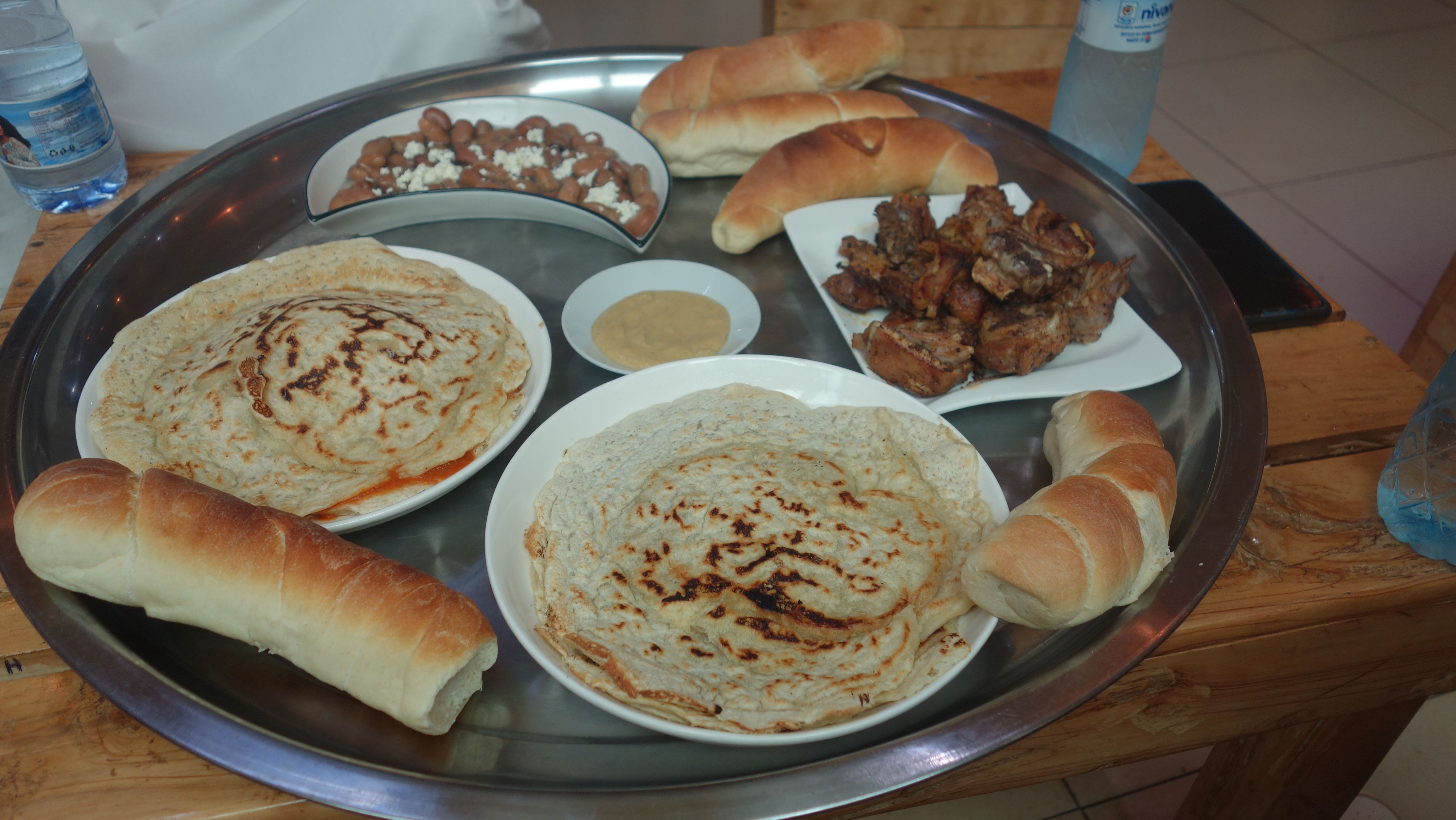 Repas soudanais au café "Afro-Kosh", Kampala. Auteur : Sudfa Media, 2024.